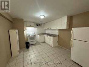 3690 Ellengale Dr in Mississauga, ON - Building Photo - Building Photo