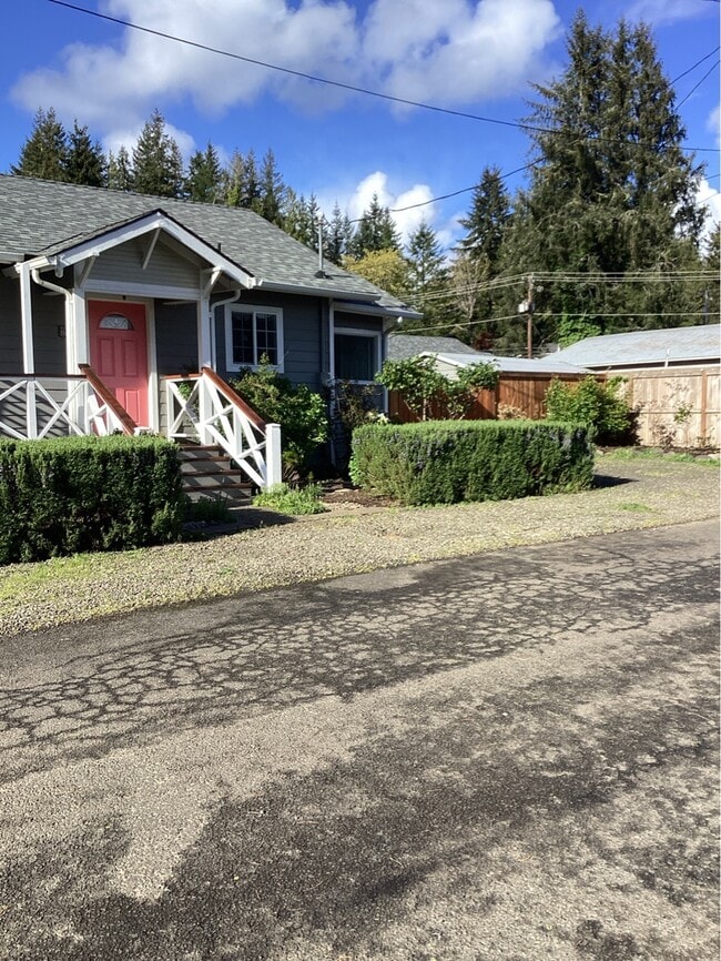 868 NW 6th St in Toledo, OR - Building Photo - Building Photo