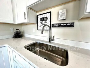 1067 Claude Rd in Grand Island, NE - Building Photo - Building Photo