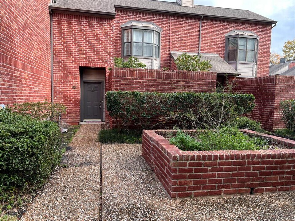 7447 Cambridge St Photo