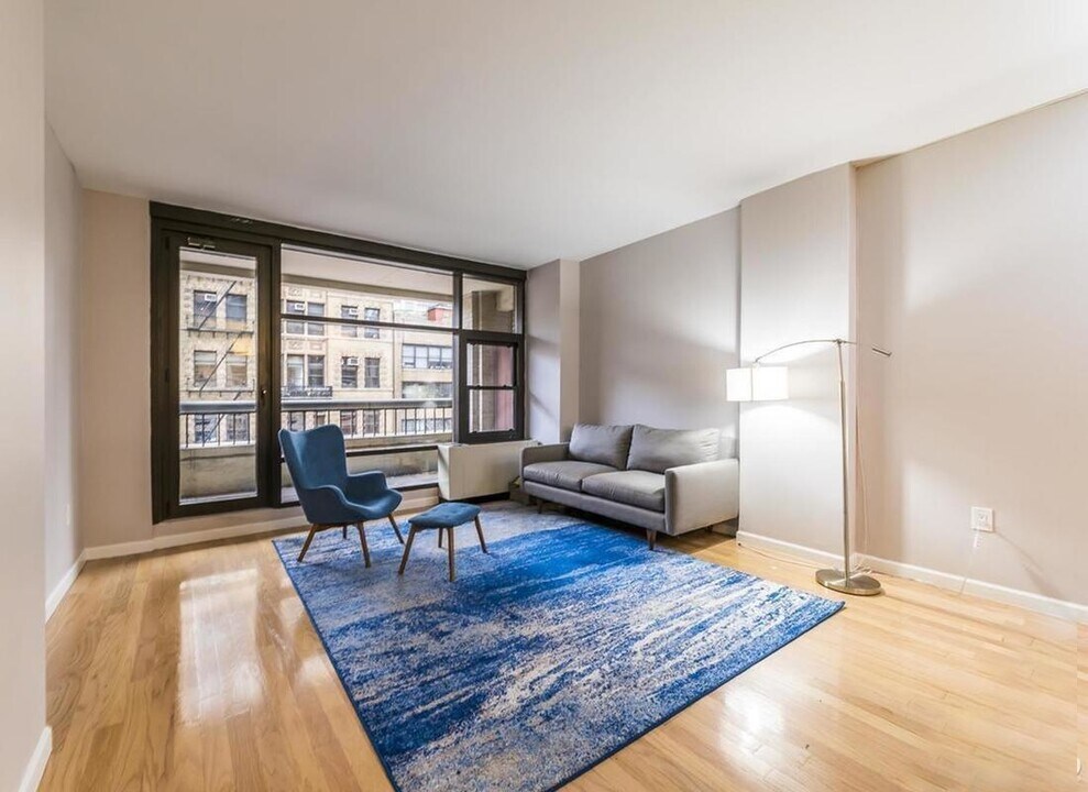 327 E 47th St in New York, NY - Building Photo