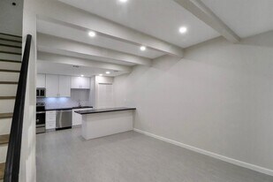 5929 Queensloch Dr in Houston, TX - Building Photo