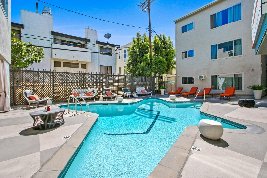 Barrington Avenue Apartment Homes in Los Angeles, CA - Foto de edificio