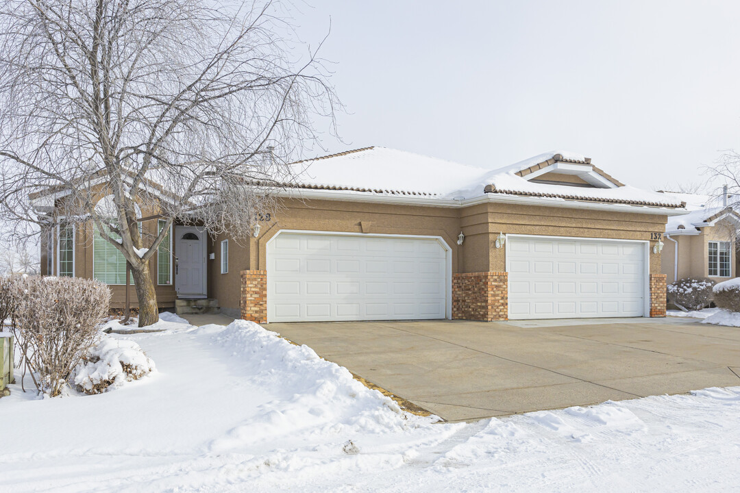 25 Hamptons Rise NW in Calgary, AB - Building Photo