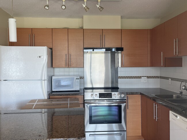2225 Holdom Av in Burnaby, BC - Building Photo - Building Photo