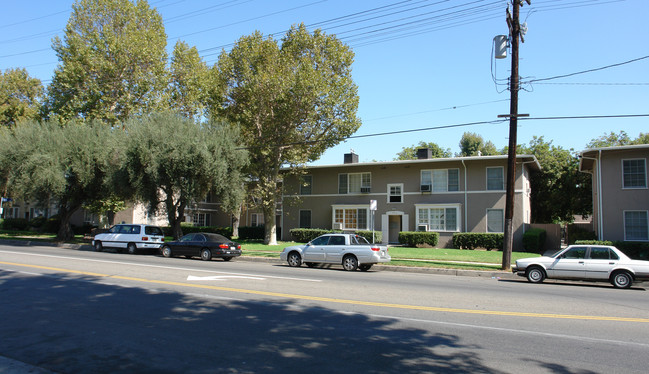 5916-5924 Hazeltine Ave in Van Nuys, CA - Building Photo - Building Photo