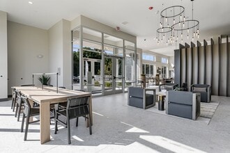 The Henry at Harms Woods in Skokie, IL - Foto de edificio - Building Photo