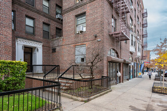 7320 Austin St in Flushing, NY - Foto de edificio - Building Photo