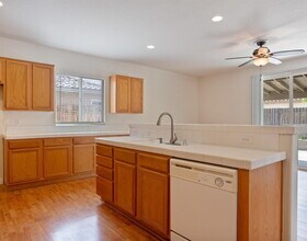 8211 Ridgegate Ct in Bakersfield, CA - Building Photo - Building Photo