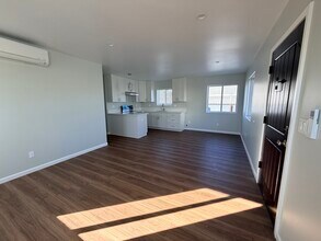 10233 Collett Ave in Los Angeles, CA - Foto de edificio - Building Photo