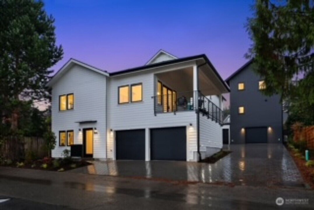 2561 31st Ave W in Seattle, WA - Building Photo