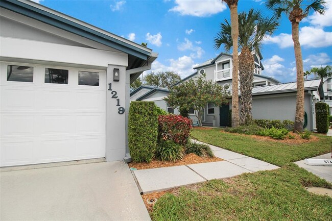 1219 Siesta Bayside Dr in Sarasota, FL - Foto de edificio - Building Photo