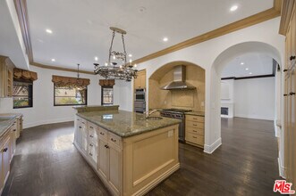 305 N Palm Dr in Beverly Hills, CA - Building Photo - Building Photo