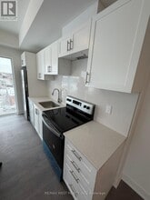 705 Davis Dr in Newmarket, ON - Building Photo - Building Photo