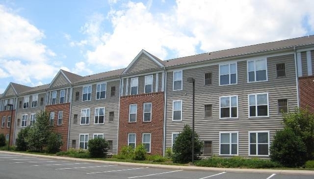 Woods Edge Apartments - 55 and Better! in Charlottesville, VA - Foto de edificio