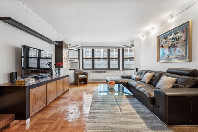 135 E 54th St in New York, NY - Building Photo - Building Photo