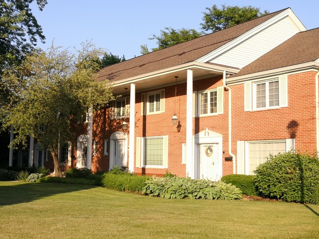 23 N Tower Rd in Oak Brook, IL - Foto de edificio - Building Photo