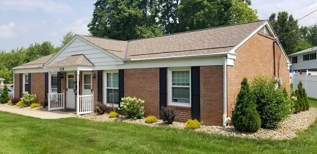 Willow Moor Villas in Jefferson, OH - Building Photo - Building Photo