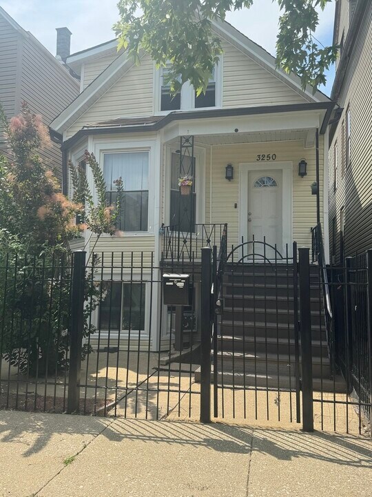 3250 N Albany Ave in Chicago, IL - Building Photo