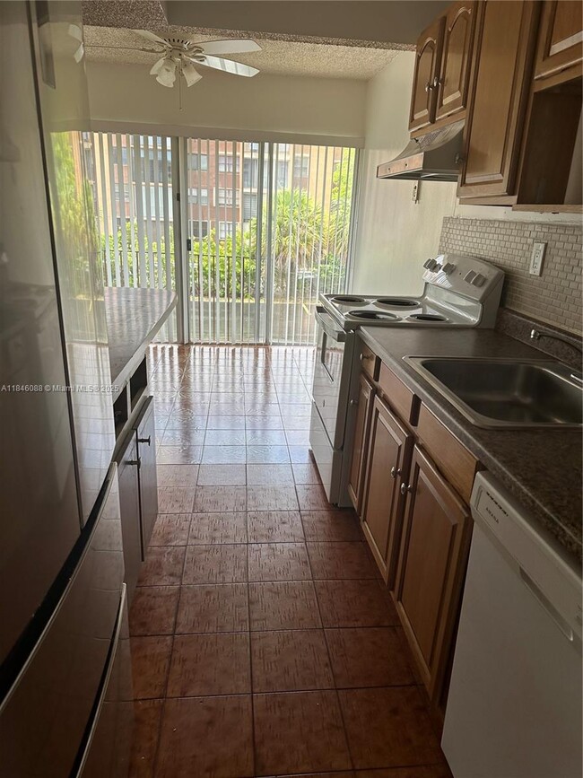 9380 W Flagler St in Miami, FL - Building Photo - Building Photo