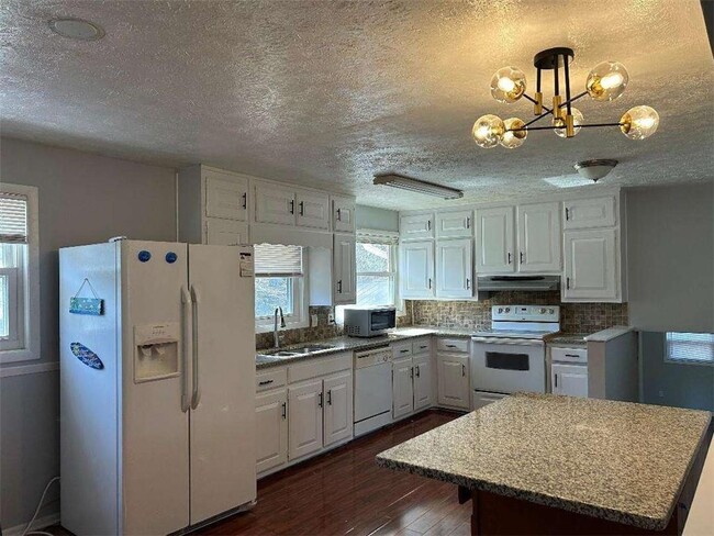 4013 Stoneview Cir in Stone Mountain, GA - Foto de edificio - Building Photo