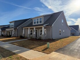 102 Palmetto Ave in Perry, GA - Building Photo