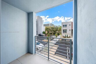 2555 NE 193rd St in Miami, FL - Foto de edificio - Building Photo