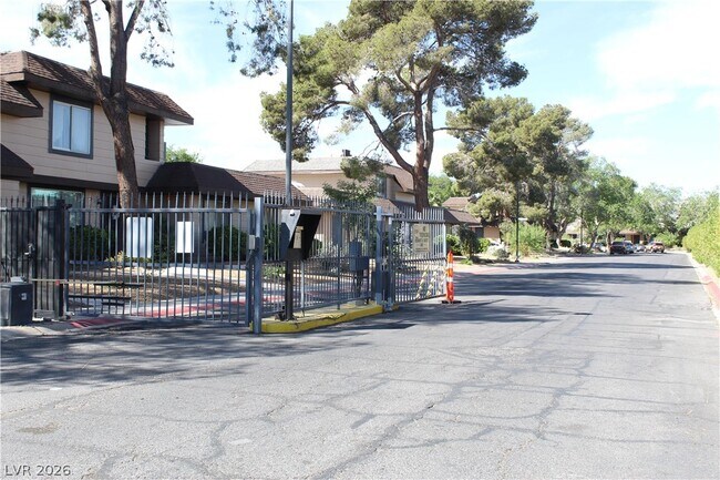 6225 Meadow Brook Ln in Las Vegas, NV - Building Photo - Building Photo