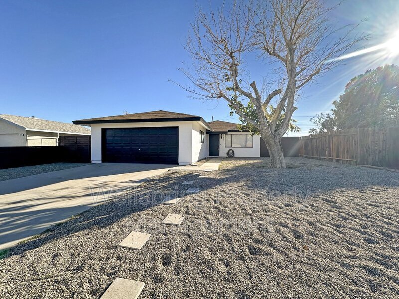 1029 W Mariposa Ave in Ridgecrest, CA - Building Photo