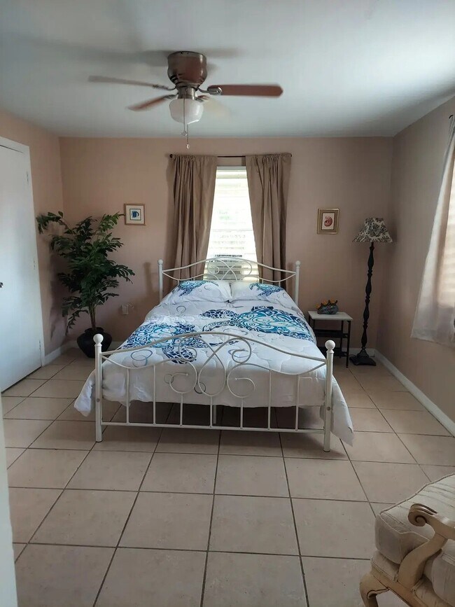 931 Coconut Cir W in Naples, FL - Building Photo - Building Photo