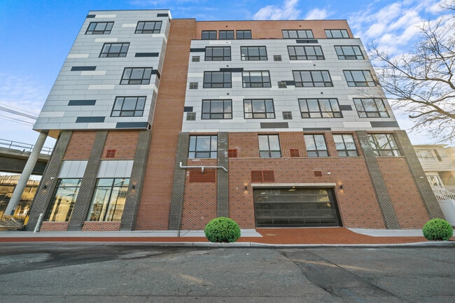 17 Avenue E