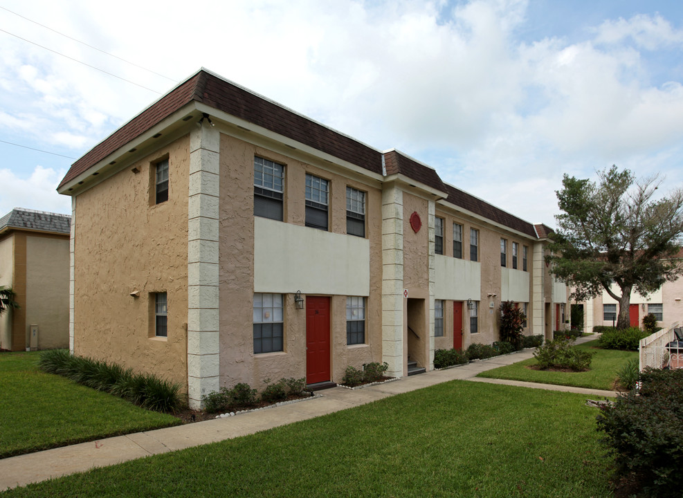 Whitney Grove Apartments in Orlando, FL - Building Photo