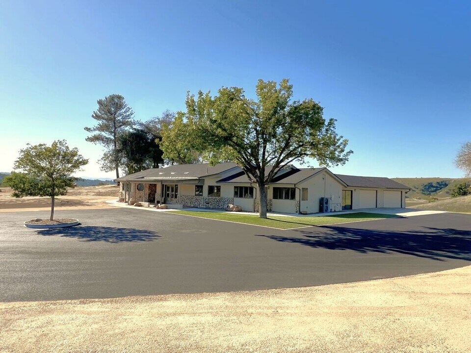 8850 Rocky Canyon Rd in Atascadero, CA - Building Photo