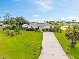 9012 S Indio Ct in La Belle, FL - Building Photo