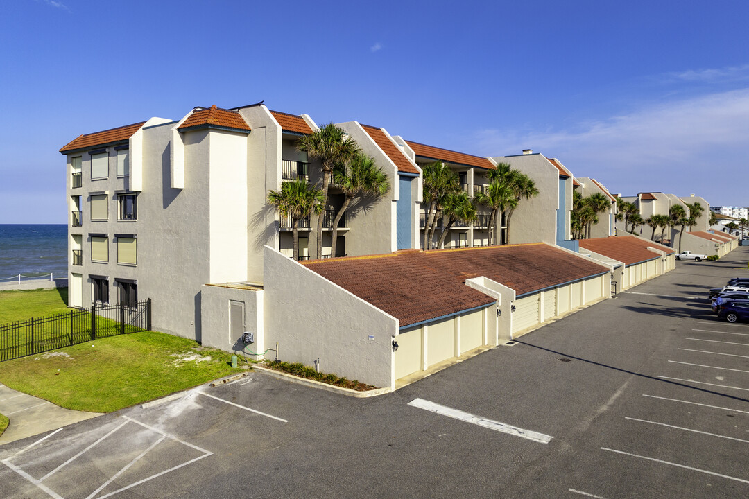 Pineda Ocean Club in Satellite Beach, FL - Foto de edificio