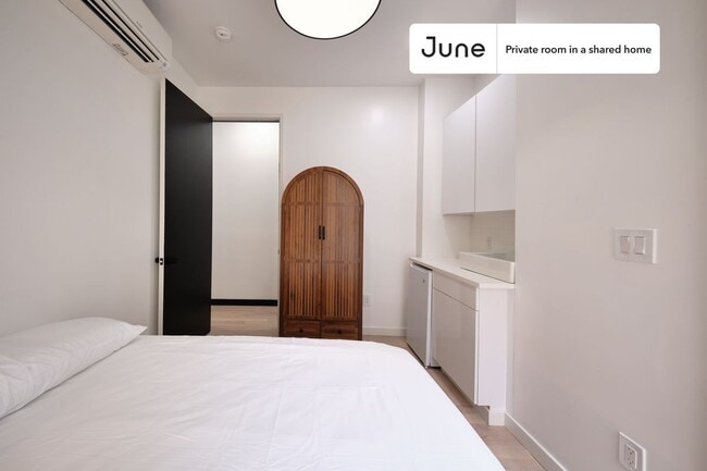 Private bedroom in 4 bed/4 bath Home in Brooklyn, NY - Building Photo - Building Photo