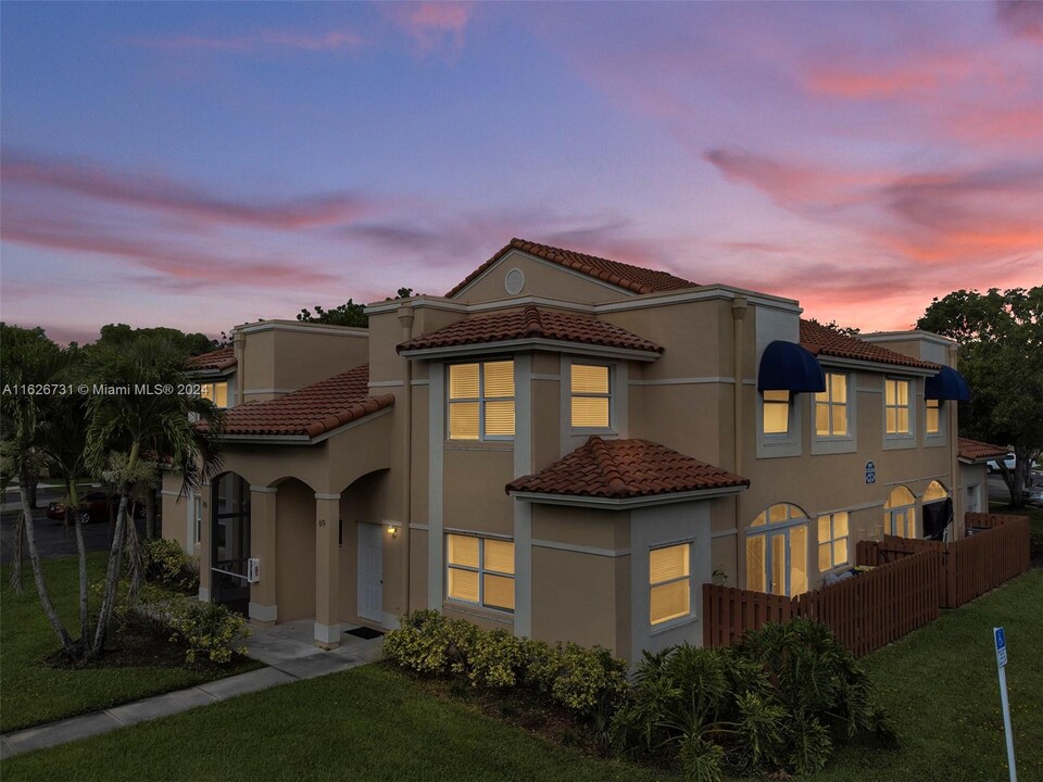 597 Racquet Club Rd in Weston, FL - Building Photo