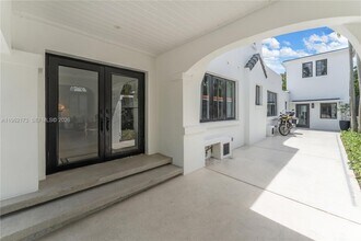 1826 Fairhaven Pl in Miami, FL - Building Photo - Building Photo