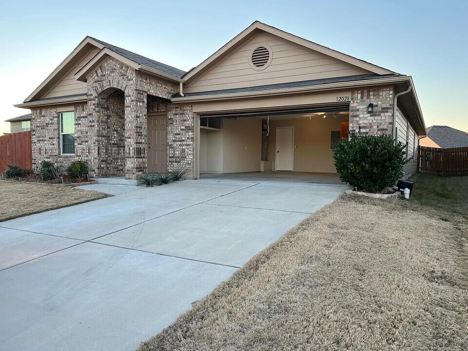 Room in House on Riparian Rd in Manor, TX - Foto de edificio