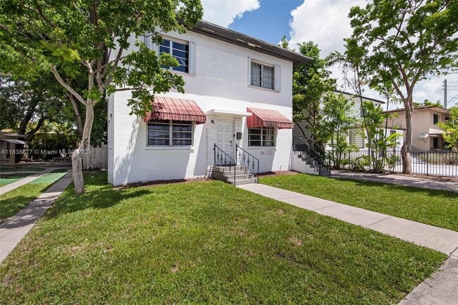 220 Beacom Blvd in Miami, FL - Building Photo - Building Photo