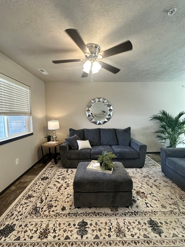 2200 N Main Ave in Tea, SD - Foto de edificio - Building Photo