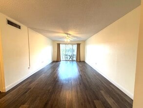 3704 Broadway, Unit 216 in Ft. Myers, FL - Foto de edificio - Building Photo