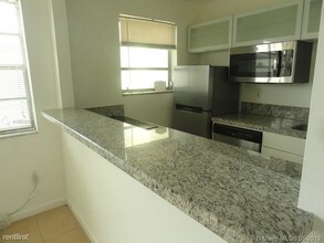 734 Meridian Ave in Miami Beach, FL - Foto de edificio - Building Photo