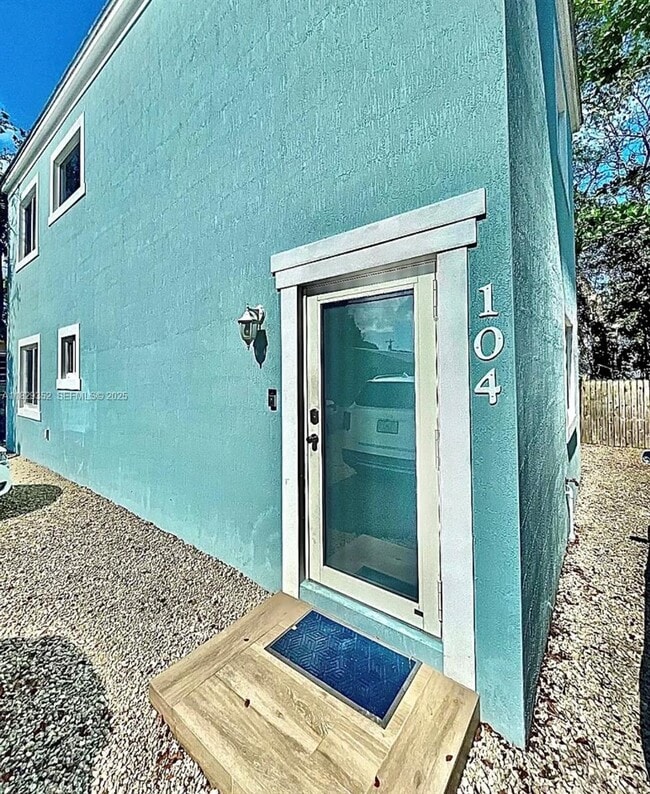 104 Poinciana Dr in Key Largo, FL - Foto de edificio - Building Photo