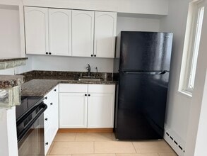 708 W Bittersweet Pl, Unit 1012 in Chicago, IL - Building Photo - Building Photo