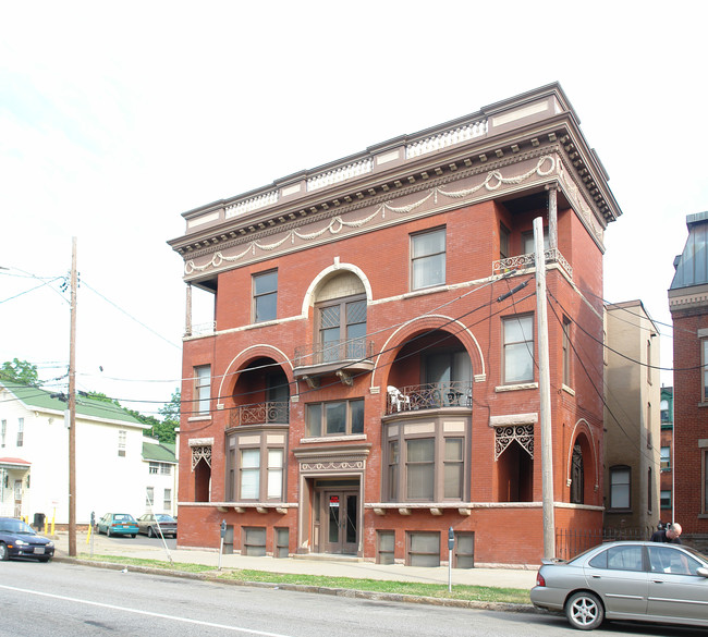 West 8th Street Apartments in Erie, PA - Foto de edificio - Building Photo