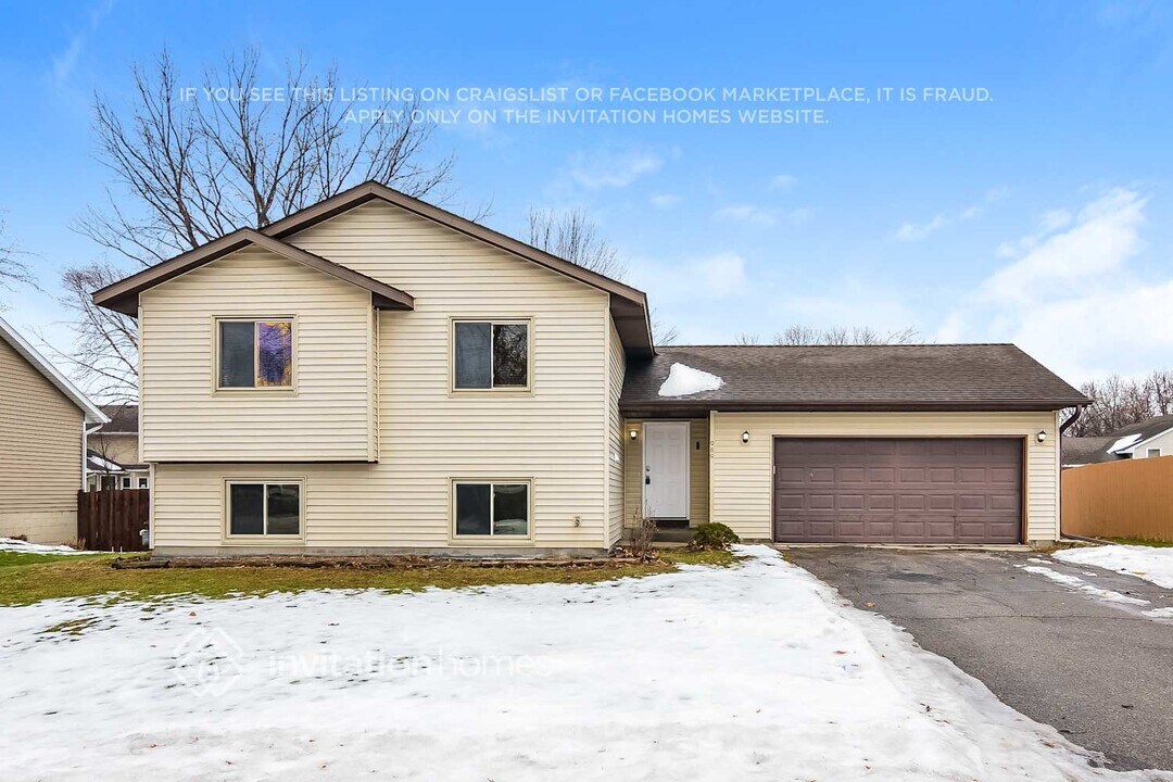 989 Ticonderoga Trail in Eagan, MN - Building Photo