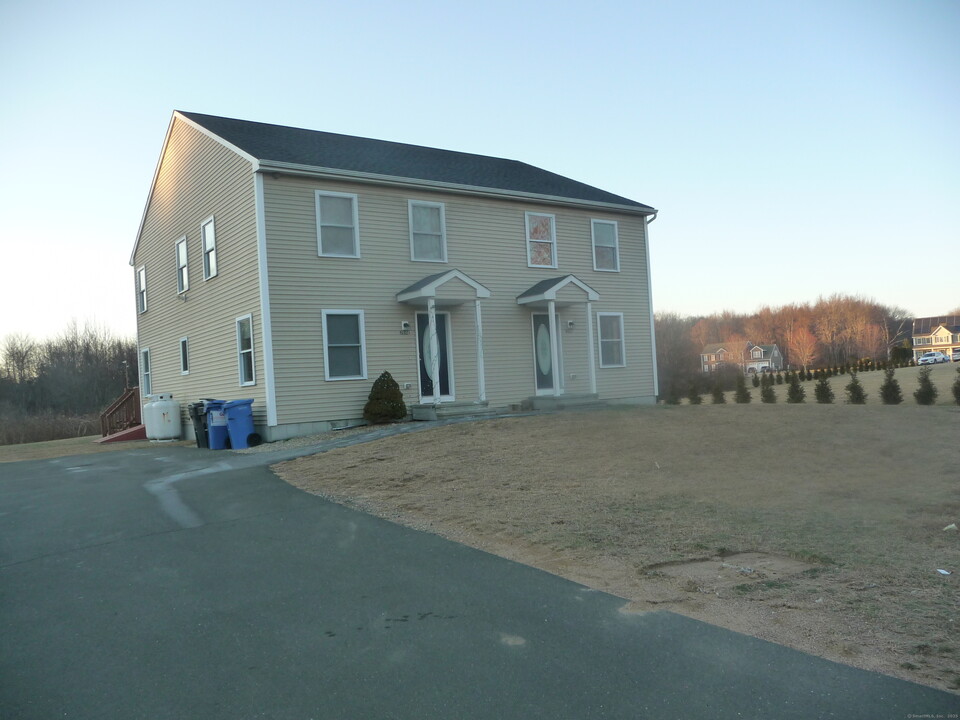 632 Westchester Rd in Colchester, CT - Building Photo