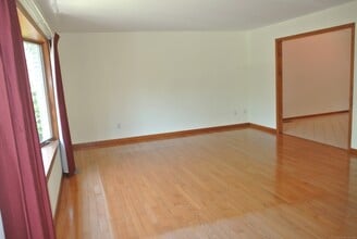 302 Westwood Rd in Stamford, CT - Building Photo - Building Photo