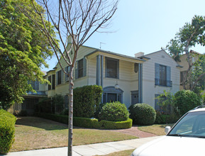 136 S Roxbury Dr in Beverly Hills, CA - Foto de edificio - Building Photo